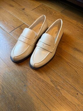 Zara Women’ Beige Penny Loafers